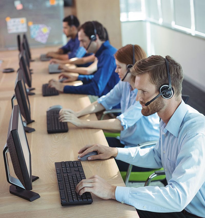 pic high angle view of business people working at call utc