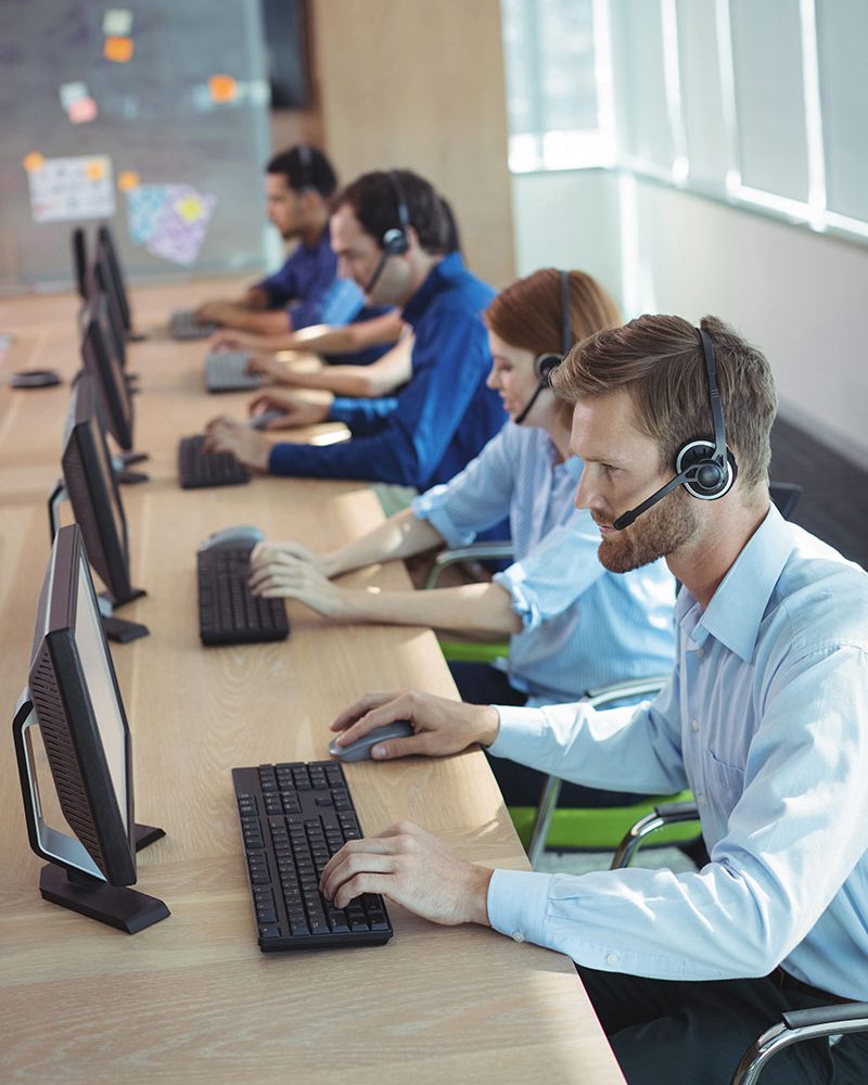 pic high angle view of business people working at call utc